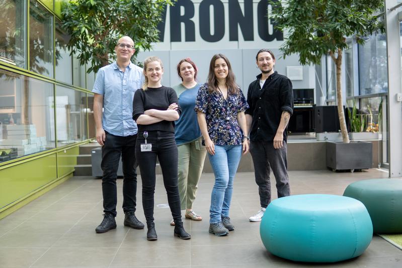 Die Studienautor:innen am IMBA. Von links nach rechts: Alejandro Burga, Sonya Widen, Alevtina Koreshova, Pinelopi Pliota, und Daniel Krogull. Es fehlt Israel Campo Bes. ©IMBA/Cooper