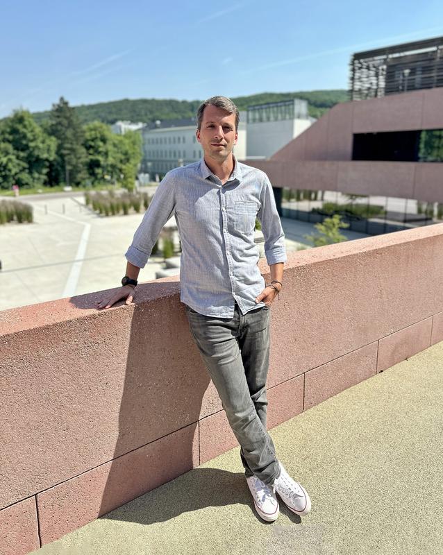 Keine Scheu vor neuen Herausforderungen. Bartholomäus Piebers Forschungsgruppe ist die erste im Bereich der synthetischen organischen Chemie am ISTA. Eine große Herausforderung, aber gleichzeitig eine Möglichkeit, ganz neue Wege zu beschreiten. 