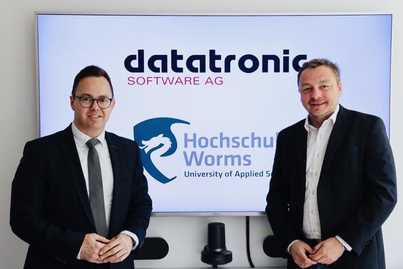 Pascal Bühler, Vorstand der Datatronic Software AG und Prof. Carlo Simon, Leiter des Bachelor-Studiengangs Wirtschaftsinformatik, bauen die erfolgreiche Kooperation weiter aus.