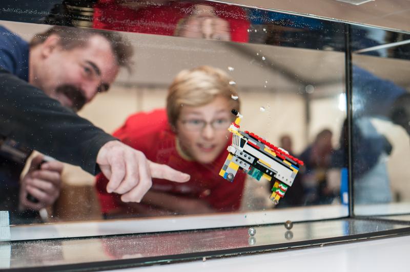 Physik spielerisch erleben: Der Schülerwettbewerb „exciting physics“ wird im Rahmen des Wissenschaftsfestivals „Highlights der Physik“ im September in Kiel ausgetragen. Bis zum 31. Juli können sich Schülerinnen und Schüler aus ganz Deutschland bewerben.