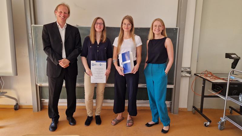 Die Paper-Preisträgerinnen Tanja Messingschlager (2.v.l.) und Sara Wolf mit Dekan Johannes Hewig und Carina Lüke (r.), der Frauenbeauftragten der Fakultät. (