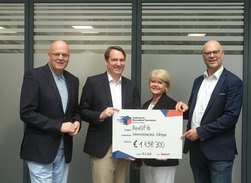 Erstes Transferprojekt des IBT Niedersachsen (v.l.): Prof. Dr. Wolfgang Brück gratuliert zu 1,5 Mio. Euro Förderung für Prof. Dr. Michael Zeisberg, Dr. Liat Hayardeny-Brück und  Prof. Dr. Lutz Ackermann