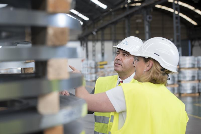 Mitarbeiter im Werkstoffhandel: Das Fraunhofer IPA und weitere Partner forschen unter der Leitung von Trumpf im Projekt de:karb daran, wie sich der Klimaschutz in der Blechfertigung steigern lässt.
