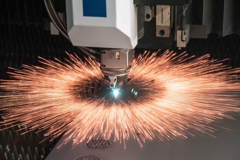 Lasermaschine schneidet Bauteil: Energieintensive Prozesse wie das Laserschneiden sollten dann stattfinden, wenn ausreichend Energie aus erneuerbaren Ressourcen bereitsteht.