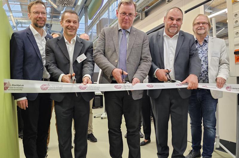 Der Thüringer Ministerpräsident Bodo Ramelow, Rektor Prof. Dr. Steffen Teichert und Prof. Dr. Heiko Haase zerschneiden symbolisch das Band zum neuen StartUpLab der EAH Jena.
