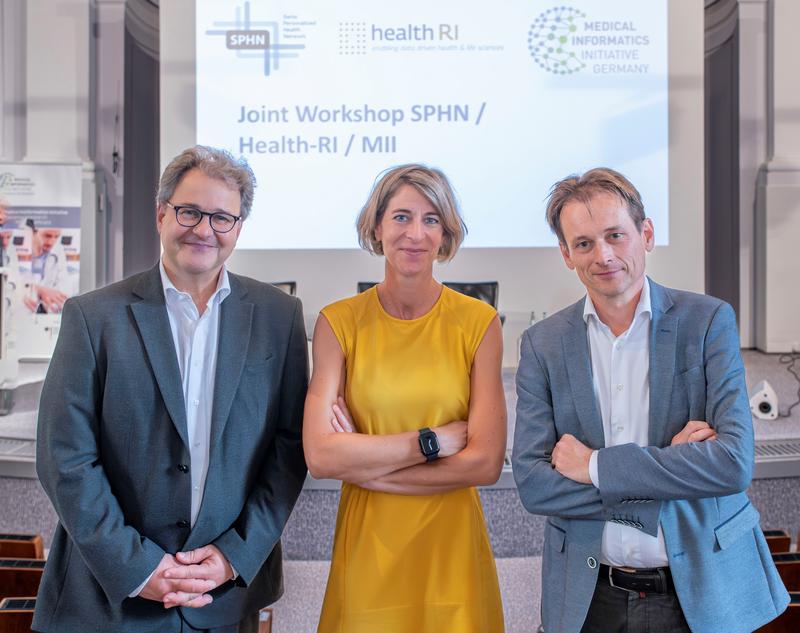 Sebastian C. Semler (MII), Dr. Katrin Crameri (SPHN) und Dr. Jan-Willem Boiten (Health-RI) gaben einen Überblick über die nationalen Initiativen für Gesundheitsdateninfrastrukturen aus Deutschland, der Schweiz und den Niederlanden 