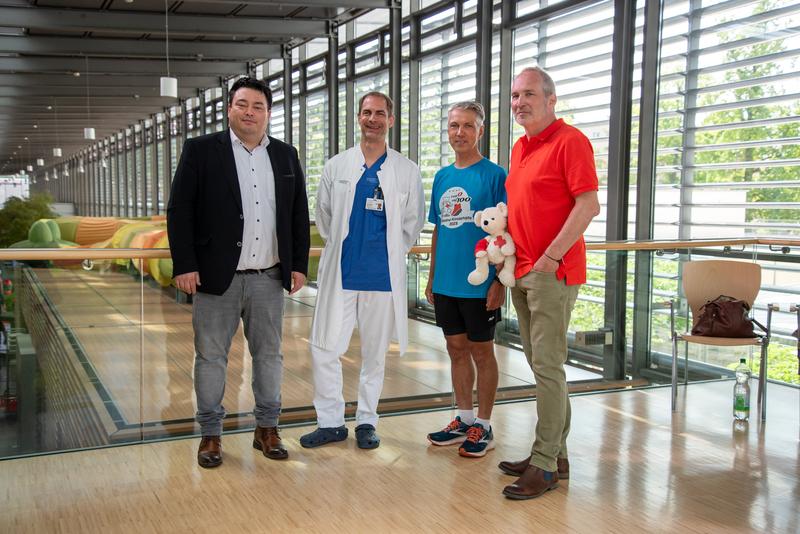 Frank Ohi, Kaufmännischer Vorstand am UKD, Sebastian Brenner, Leiter der Pädiatrischen Intensivmedizin, Matthias Breitkopf; Initiator des Spendenlaufs, und Michael Doerwald, Vorstand der Dresdner Kinderhilfe.(v.l.)