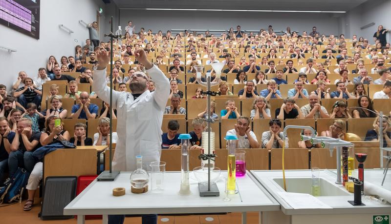 Chemie ist, wenn es kracht und stinkt: Die Große Experimentalvorlesung ist ein Highlight in der Langen Nacht der Wissenschaften.