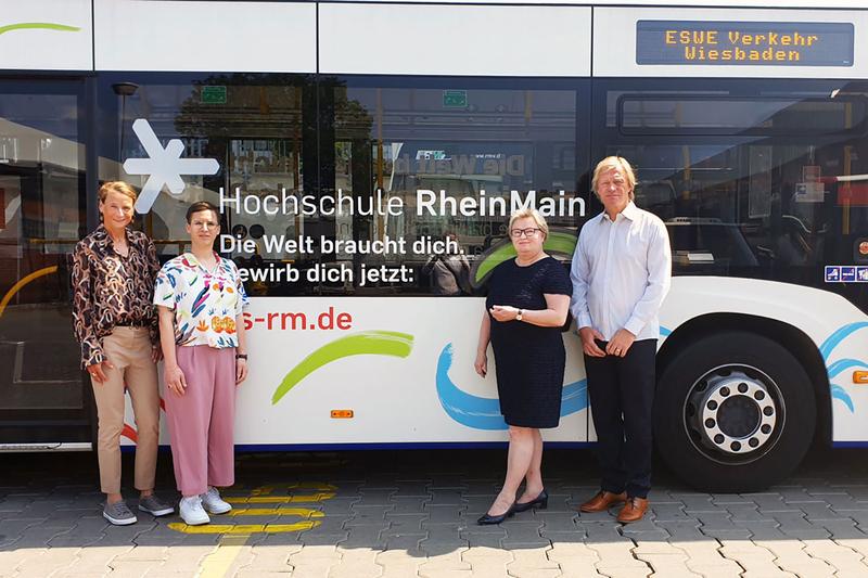 v. l.: Marion Hebding (Geschäftsführerin ESWE Verkehr), Teresa Dinges (Leitung Personalentwicklung ESWE Verkehr), Prof. Dr. Eva Waller (Präsidentin der Hochschule RheinMain) und Jan Görnemann (Geschäftsführer ESWE Verkehr).