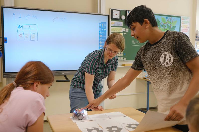 Unter Anleitung von Juniorprofessorin Jacqueline Staub versuchten die Schülerinnen und Schüler den Miniroboter zum Ziel zu führen. 