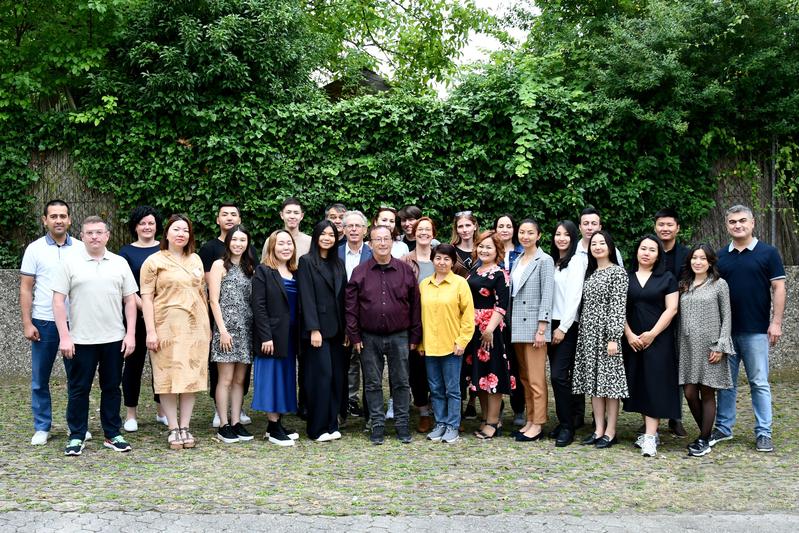 Teilnehmende der Sommerschule 2022 mit Prof. Dr. Heino Stöver (zweite Reihe Mitte), Leiter des Instituts für Suchtforschung (ISFF) der Frankfurt UAS