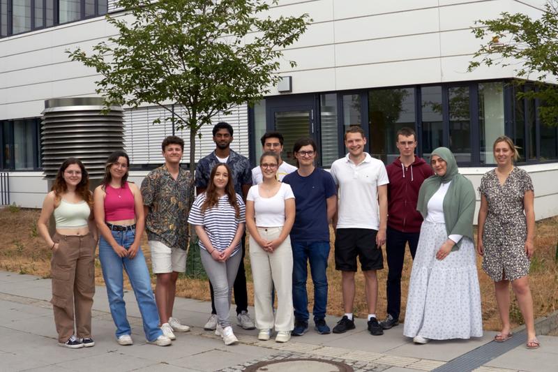 HHU-iGEM2023-Team: Y. Grans, P. Paraparan, N. Küppers, M. Seker, L. Hebel, J. Smoluk, J. Kainzmaier, J. Boecker, D. Karagöz, B. Lenkewitz, A. Mouratidou, A. Flosbach (nicht auf dem Bild: M. Groß, I. Azapoglu, A. Munir)