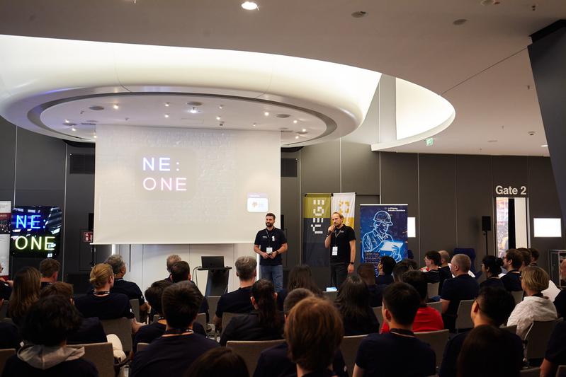 Der Launch der Version 1.0 von NE:ONE fand zu Beginn des offiziellen »IATA ONE Record Hackathon« statt, der vom 23. bis 25. Juni von Lufthansa Cargo ausgerichtet wurde. 