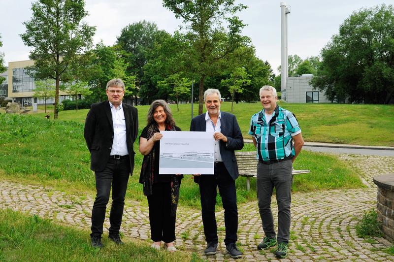 Mit dem Chemie Campus Clausthal geht es jetzt los (von links): Prof. René Wilhelm (Organische Chemie), die hauptberufliche Vizepräsidentin Irene Strebl, Prof. Arnold Adam (Anorganische Chemie) und Dipl.-Ing. Thomas Heger.