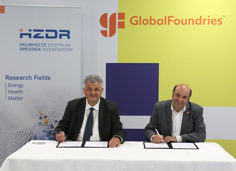 Der Wissenschaftliche Direktor des HZDR, Prof. Sebastian M. Schmidt (li.), und der Geschäftsführer von GlobalFoundries Dresden, Dr. Manfred Horstmann, bei der Unterzeichnung der gemeinsamen Absichtserklärung.