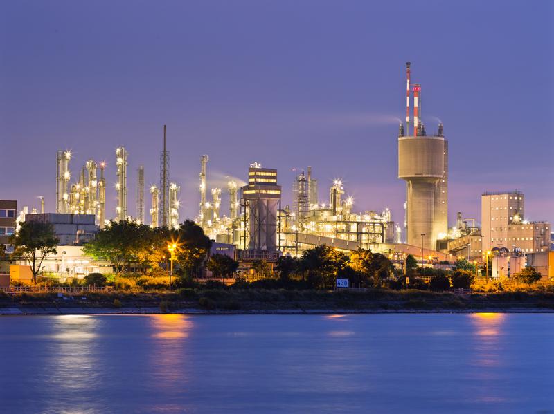 Produktionsanlagen wie die im Chemiepark Ludwigshafen könnten zukünftig von der zerstörungsfreien Zustandsüberwachung mit hochenergetischen Myonen profitieren.