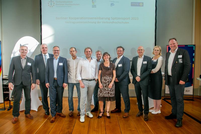 Die HWR Berlin gehört zu den 8 Berliner Hochschulen, die jüngst ihre verstärkte Kooperation mit dem Olympiastützpunkt Berlin besiegelten. Vizepräsidentin Silke Bustamante unterzeichnete für die HWR Berlin, die Spitzensportler*innen im Studium unterstütz