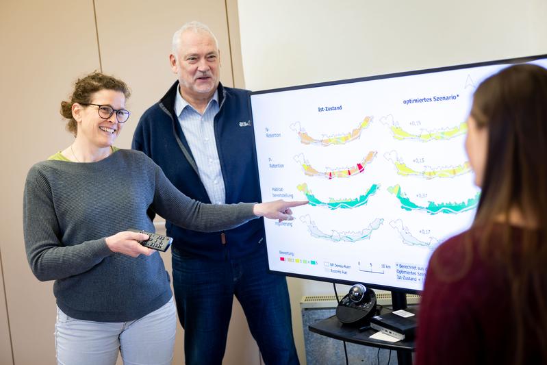  Dr. Barbara Stammel and Prof. Dr. Bernd Cyffka from the KU Floodplain Institute discussing research data with a colleague. 