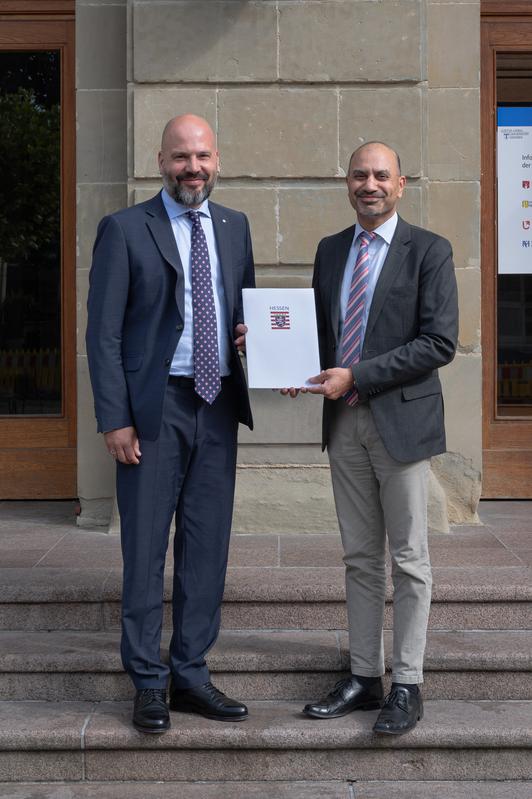 Freuen sich über gemeinsame Berufung: PD Sascha Knauf, Ph.D. (l.) und JLU-Präsident Prof. Dr. Joybrato Mukherjee