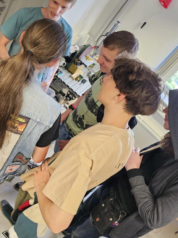 Friedrich Wald im Gespräch mit den Gästen in der studentischen Werkstatt „Makerspace“