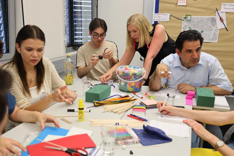 Prof. Bakakis mit den Studierenden im kreativen Prozess des Workshops