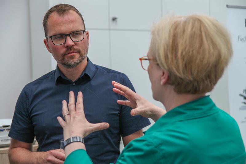 Im Gespräch: Prof. Dr. Andreas Mai und Prof. Dr. Ulrike Tippe bei der Eröffnung des Joint Technology Lab