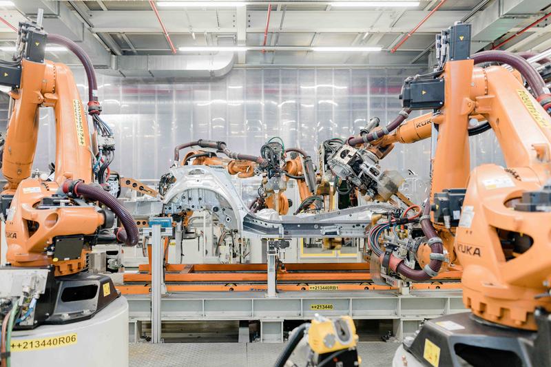 In einem Projekt mit Audi unterstützten das Fraunhofer IPA und Fraunhofer IAO das Unternehmen bei der Einführung einer sicheren KI-Anwendung für das Schweißen im Karosseriebau.
