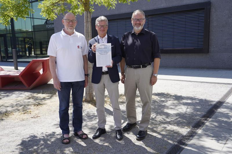 Stolz auf „ihre“ Hochschule: THD-Präsident Prof. Dr. Peter Sperber, Landrat Bernd Sibler und vom BITZ Oberschneiding Prof. Peter Schmieder. (v.l.)