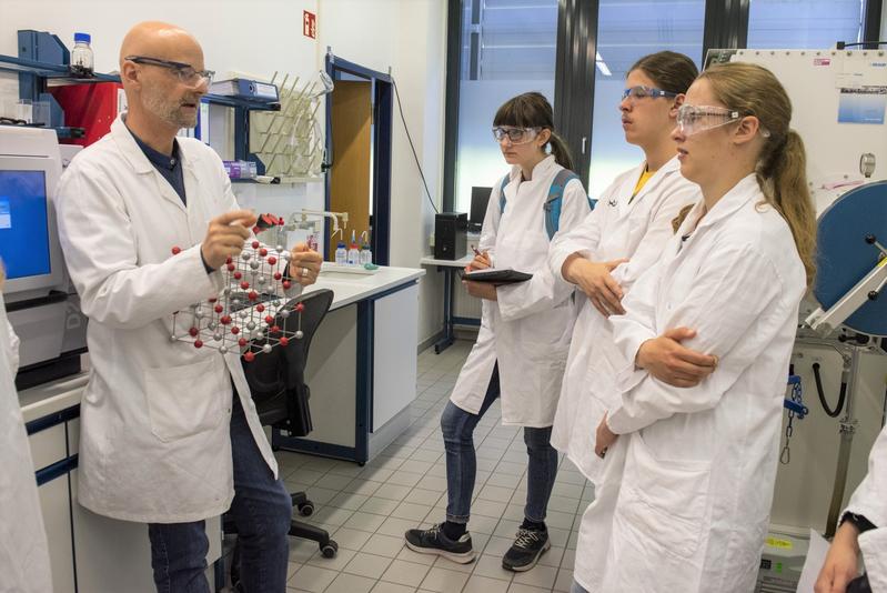 Prof. Dr. Peer Schmidt gibt Teilnehmenden am Mint-EC-Camp Erläuterungen zum Projektthema Kristallzüchtung. 