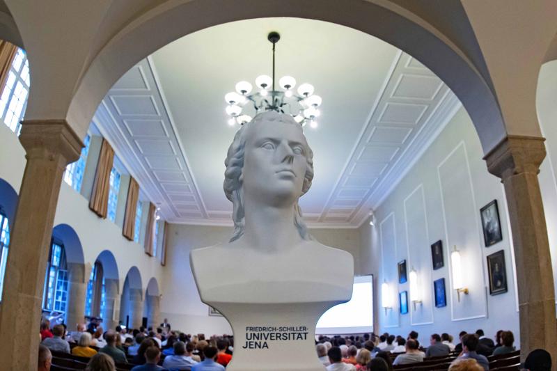 Beim Schillertag wird der Antrittsvorlesung des Namenspatrons der Universität Jena gedacht und die zentrale Promotionsfeier der Universität abgehalten.