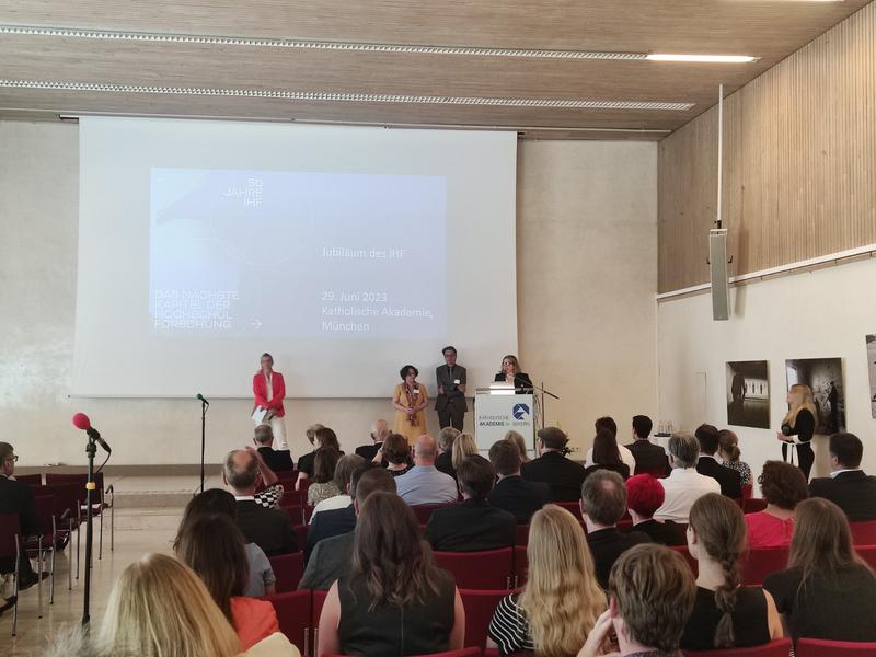 Prof. Dr. Isabell M. Welpe mit Prof. Dr. Monika Jungbauer-Gans und Prof. Dr. Georg Krücken auf der Jubiläumsfeier des IHF