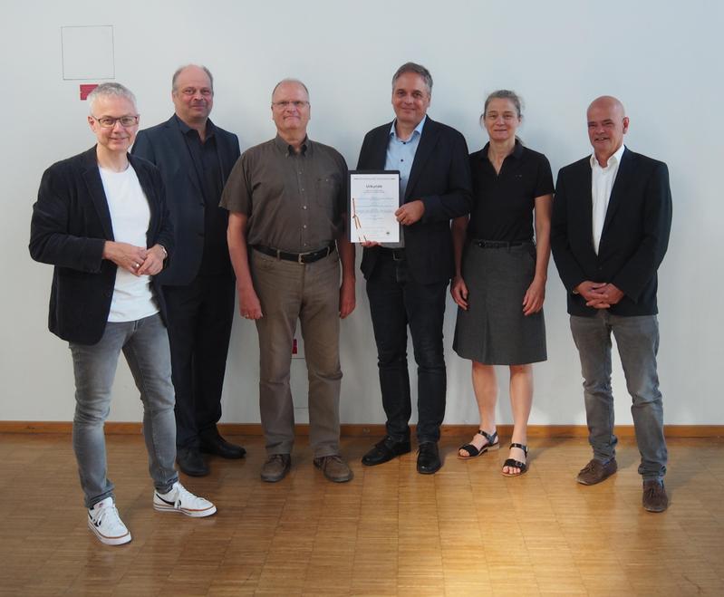 Bei der Übergabe der Patenturkunde von links: Prof. Dr. Heiko Weckmüller, Patentanwalt Bernard Lohmanns, Prof. Dr. Peter Kohns, Prof. Dr. Georg Ankerhold, Patentanwältin Beate Dieckhoff, Hans-Peter Müller