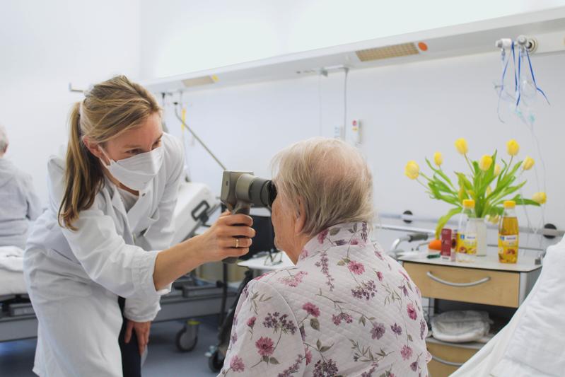 Mit einem tragbaren Handpupillometer lässt sich direkt am Krankenbett die Reaktion der Pupillen auf einen Lichtreiz messen