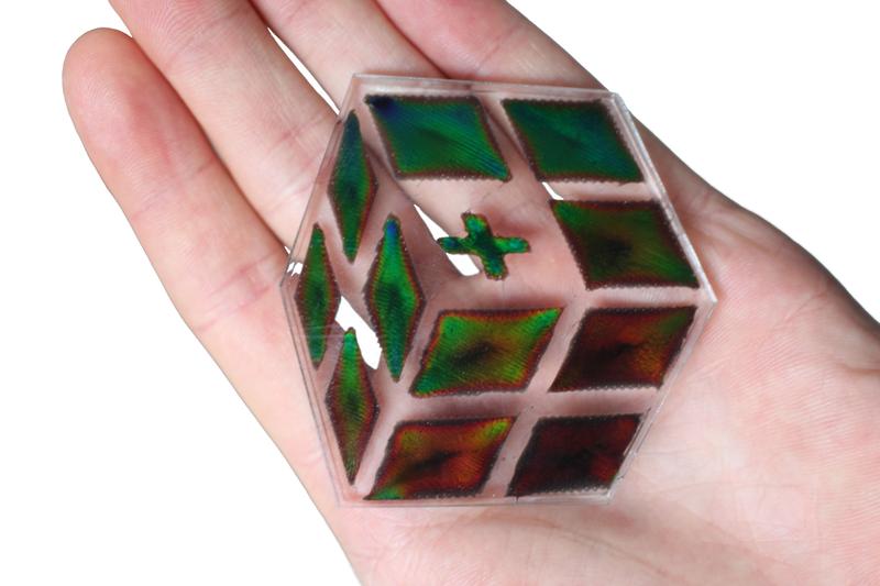 Bunte Cellulose: Das 3D-gedruckte Empa-Logo aus dem neuartigen HPC-Gemisch wechselt die Farbe, wenn es sich erwärmt. 
