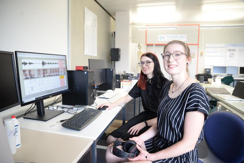 Die Nachwuchswissenschaftlerinnen Nathalie Elsässer und Melissa Hildebrand haben für die Studie stundenlang angehört, was Personen machen, wenn sie sprachlich ins Stocken kommen.