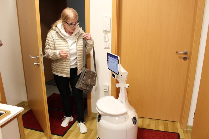 Der Pflegeassistenzroboter der TU Ilmenau in der AWO-Seniorenwohnanlage in Ilmenau währen der Testphase