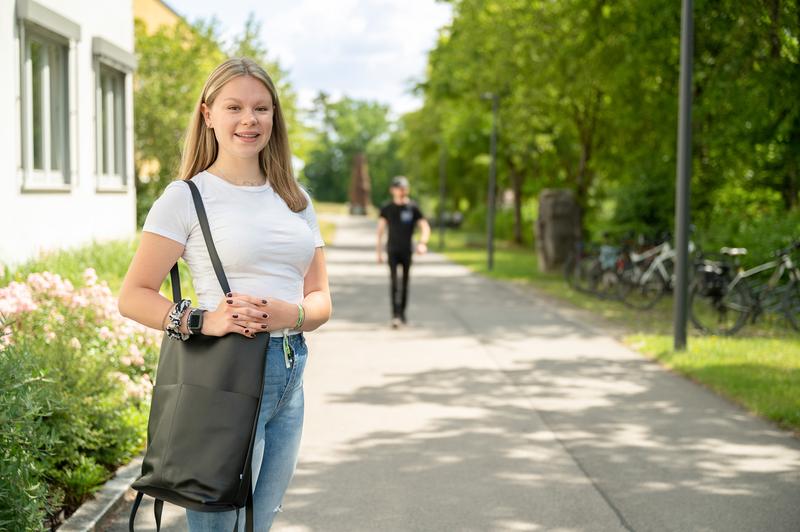  Lara Haueisen fühlt sich wohl am Campus in Coburg und hat entschieden, dass ein Studium der richtige Weg für sie ist. 