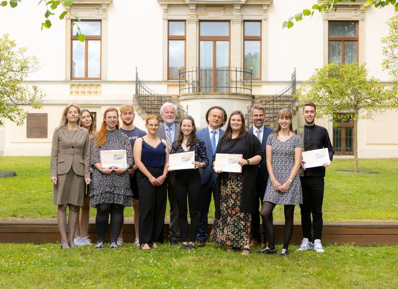 Die Preisträger:innen des StartTraining-Preises mit Gesamtprojektleiterin Maren Reichert (links), ZLS-Direktor Alexander Biedermann (3.v.r.), Jörg Heynoldt vom Landesamt für Schule und Bildung (5.v.r.) und Wolfgang Gärthe, dem Initiator des Preises.
