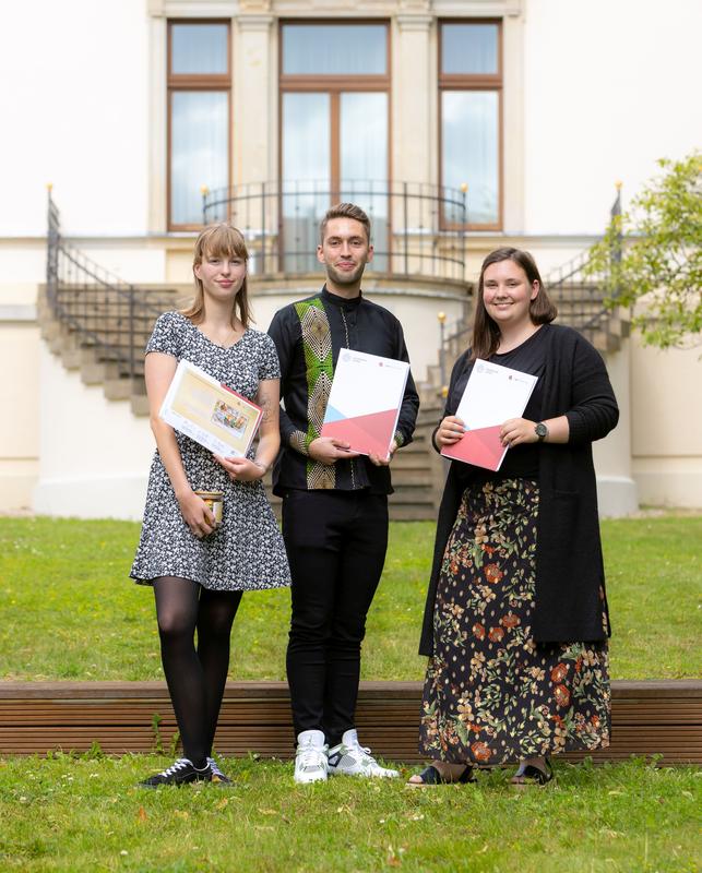 Von den Schulen nominierte Preisträger:innen: Maxi Lea Hannemann (links), Lukas Fiedler und Anika Stiffel.