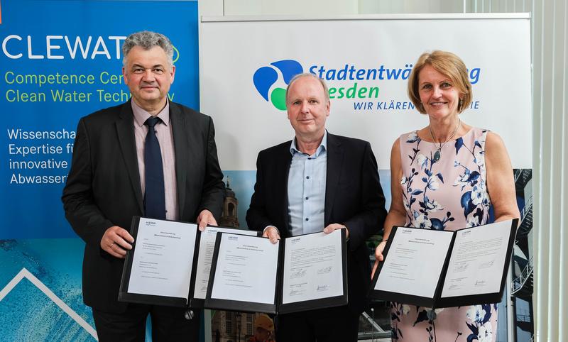 Der Wissenschaftliche Direktor des HZDR, Prof. Sebastian M. Schmidt (li.), und die Vorstände der SEDD GmbH, Ralf Strothteicher und Gunda Röstel, mit der gemeinsamen Absichtserklärung.