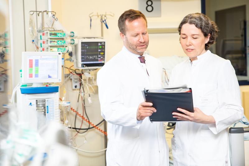 Wollen nachweisen, ob eine Blutreinigung mittels Immunadsorption die Fatigue-Symptomatik von Post-COVID-Betroffenen verbessern kann: Professor Dr. Kai Schmidt-Ott und Dr. Vega Gödecke.