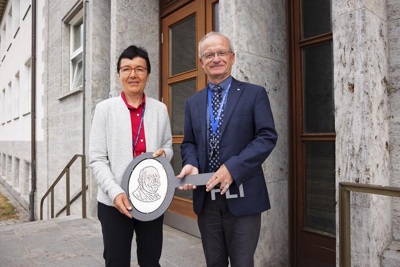 Symbolische Schlüsselübergabe von Prof. Thomas Mettenleiter an Prof. Christa Kühn