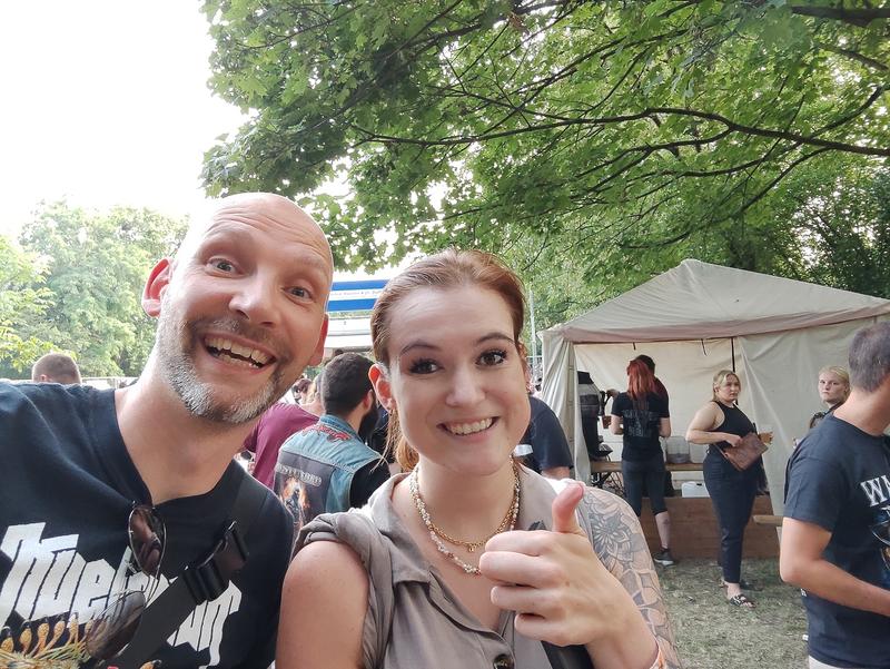 Prof. Dr. Matthias Johannes Bauer und IST-Studentin Laura Jahke bei der wissenschaftlichen Befragung von Besucher:innen des Rage-against-Racism-Festival in Duisburg.