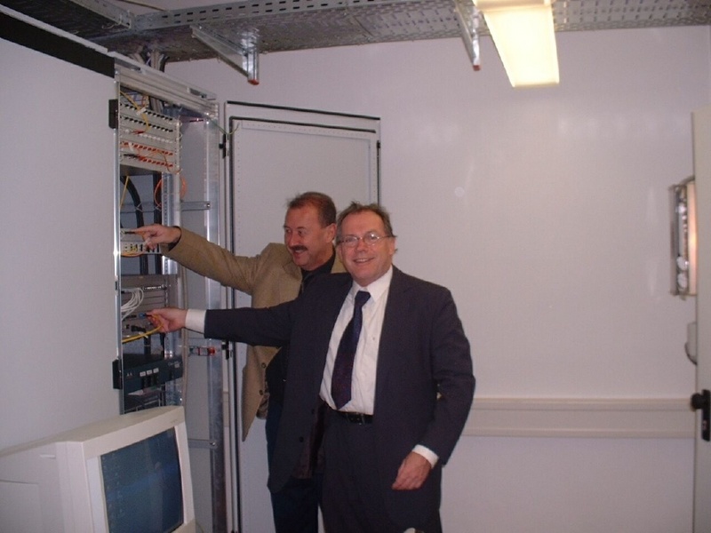 FH- Rektor Prof. Dr. Wolf Wagner (vorn rechts) und SWE-Geschäftsführer Dr. Bernd Möldner nahmen die Breitbandverbindung in Betrieb. (Foto: Karola Güth)