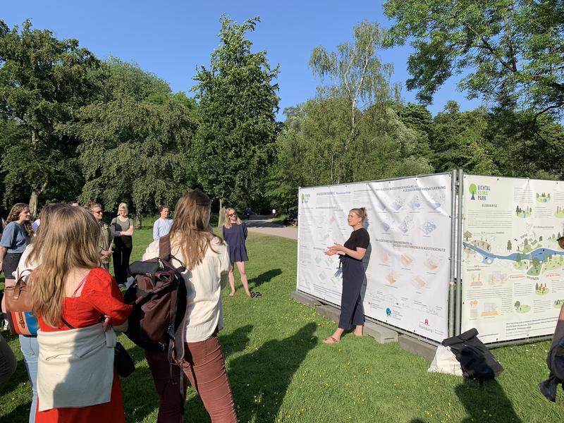 Die Studierenden präsentierten ihre Banner im Rahmen der Klimawoche im Eichtalpark.