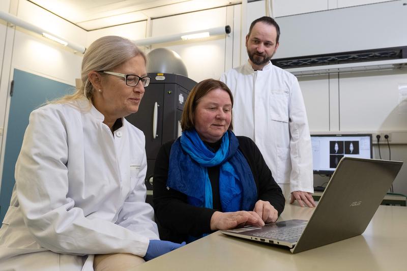 Begutachtung von präklinischen Fluoreszenzbildern: (v.l.) Dr. Andrea Markus (MPI-NAT), Prof. Dr. Frauke Alves (UMG und MPI-NAT), und Priv.-Doz. Dr. Christian Dullin (UMG).