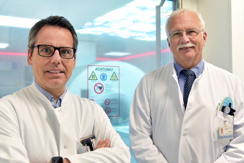  Carsten Lukas und Ralf Gold (rechts) hoffen auf verbesserte Behandlungsmöglichkeiten für Patientinnen und Patienten mit Multipler Sklerose. 