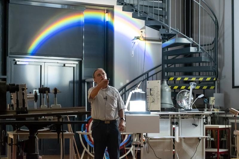 Faszination Physik: Prof. Dr. Detlef Reichert erzeugt einen künstlichen Regenbogen