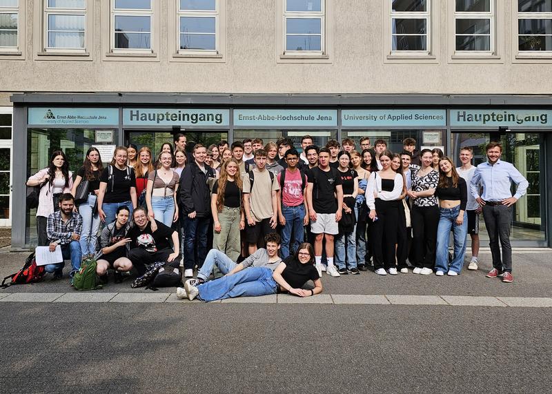 Die Schülerinnen und Schüler des Ernst-Abbe-Gymnasiums Jena auf dem Campus der EAH Jena