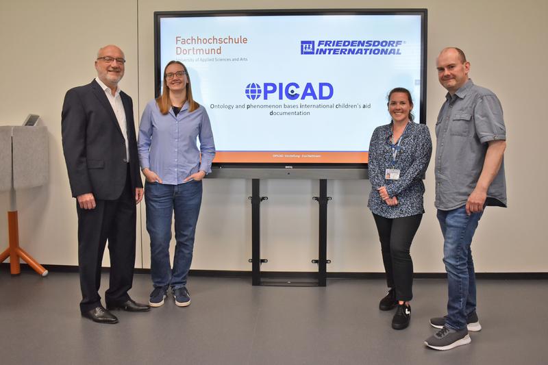 Für die Einführung des Informationssystems OPICAD stimmten sich ab (von links): Prof. Dr. Peter Haas und Eva Maria Hartmann von der FH Dortmund sowie Thomas Killmann und Natalie Broll vom „Friedensdorf International“.